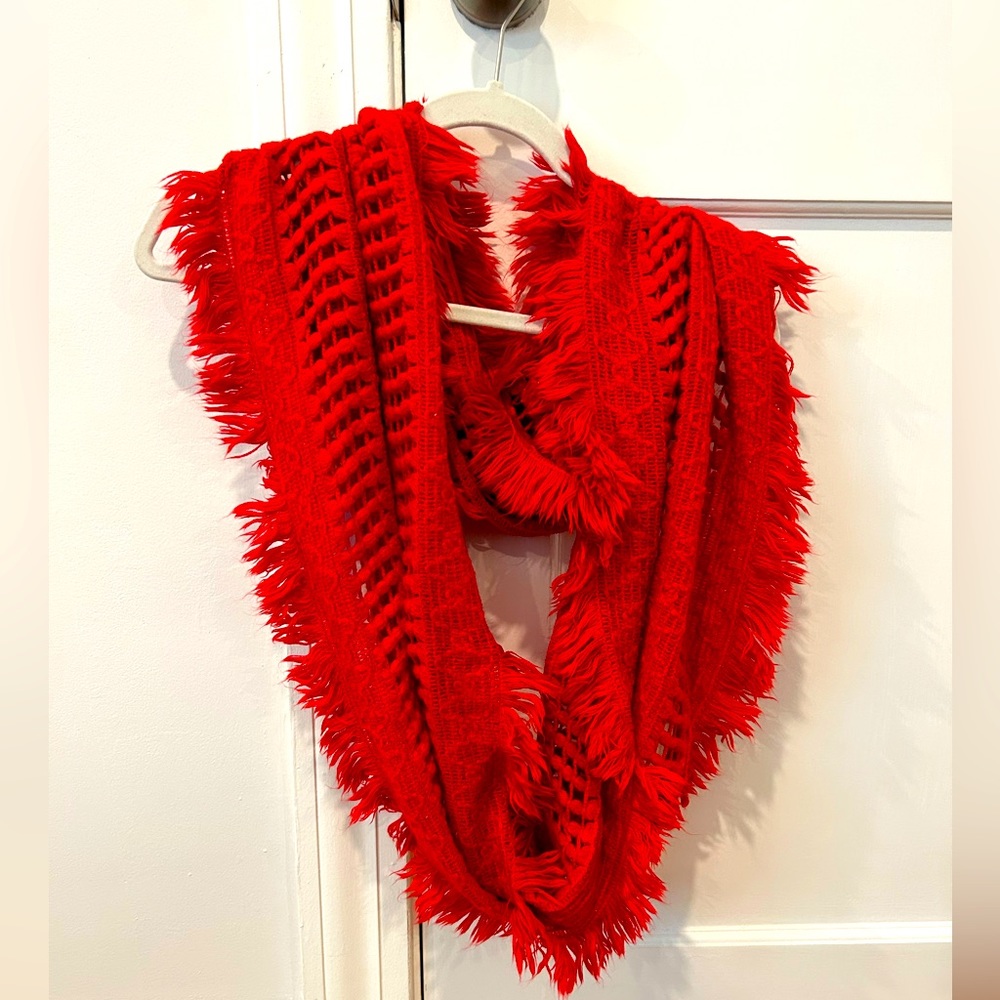 Bright red infinity scarf 🧣!